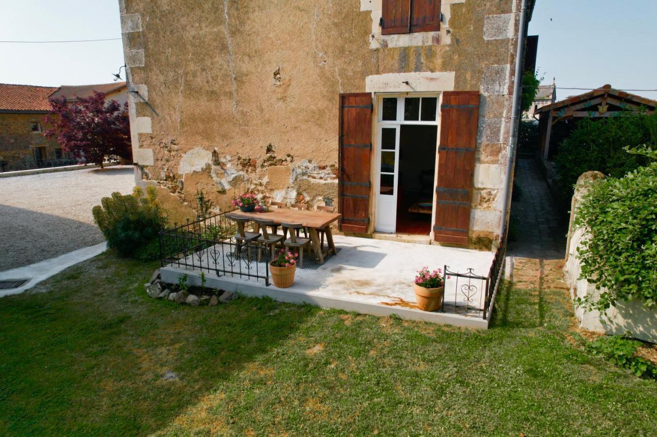 A L'Ombre Du Marronnier Gites La Peruse 外观 照片